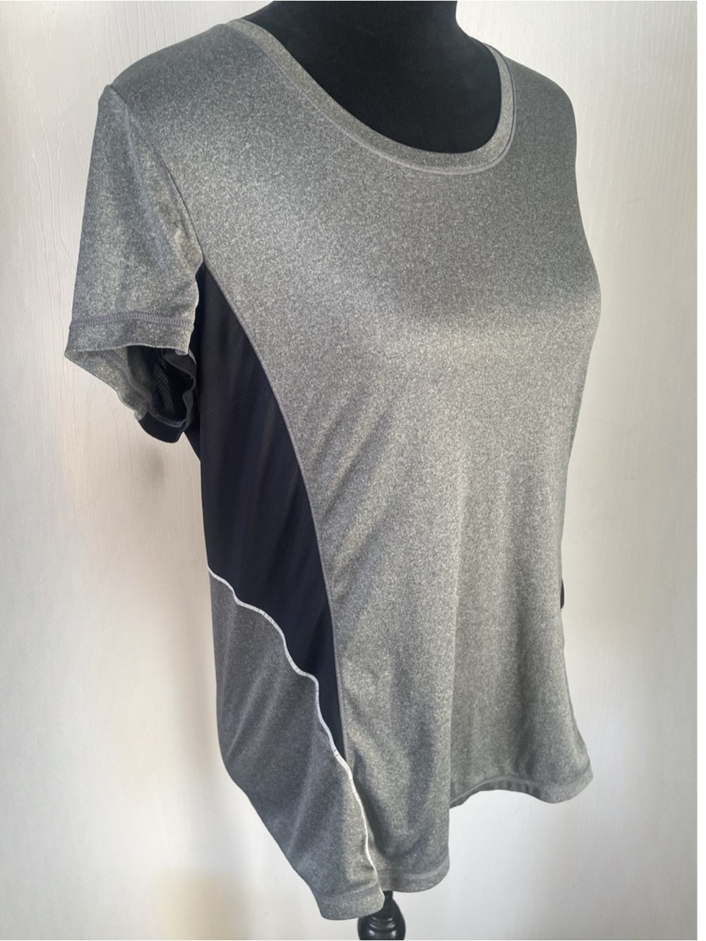 Women’s athletic performance workout gym activewear top